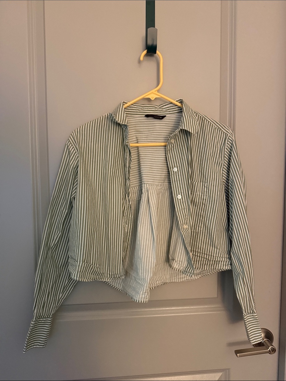 ZARA SIZE M Striped Cropped Button-Up Shirt in Sage Green and White